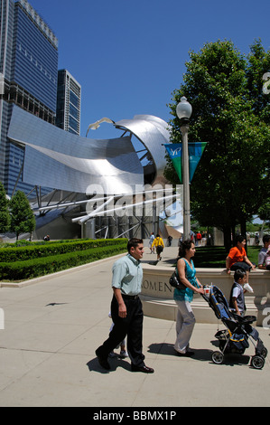 Il Jay Pritzker Pavilion di Millennium Park visto da di North Michigan Avenue Chicago Illinois USA Foto Stock