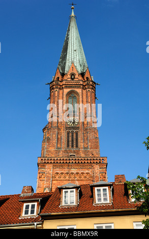 Torre della chiesa di San Nicola in mattoni rossi in stile gotico neogotico, 1895, Lueneburg, Bassa Sassonia, Germania, Europa Foto Stock