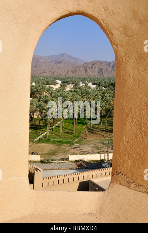 Adobe storica fortificazione Rustaq Fort o castello, Hajar al Gharbi montagne, Batinah regione, il sultanato di Oman, Arabia, Middl Foto Stock