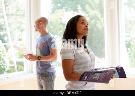 Coppia alla ricerca di proprietà Foto Stock