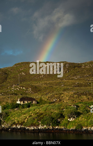 Rainbow su una casa di Croft e loch, Isle of Harris, Ebridi Esterne, Scozia Foto Stock