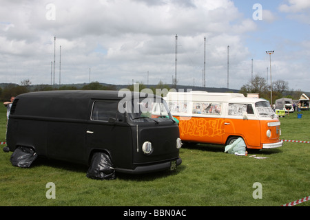 Due VW camper circa per essere spruzzato con graffiti Foto Stock