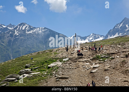 I turisti indiani a cavallo. Rohtang Pass (3978m). Manali-Leh road. Himachal Pradesh. India Foto Stock