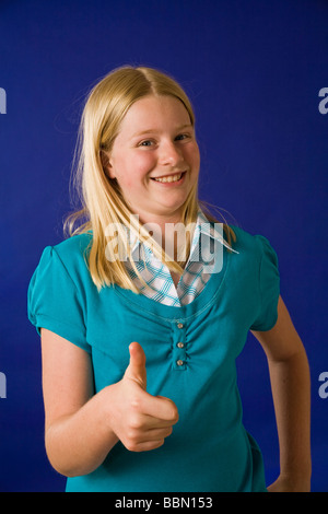 Ritratto di giovane ragazza dando Thumbs up, studio shot tagliare ritaglio spazio copia Stati Uniti America US STATI UNITI D'AMERICA POV © Myrleen Pearson Foto Stock