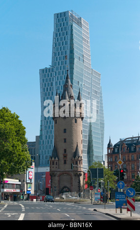 Eschenheimer Tower, city gate del tardo medioevo Frankfurt le mura della città, punto di riferimento di Francoforte, ufficio torre 135 metri di heig Foto Stock