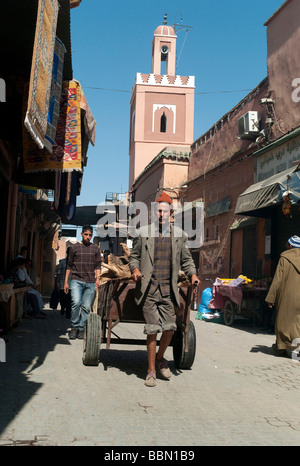 Uomo vecchio con un carrello di trasporto o carrello, scene di strada nella città vecchia, della Medina di Marrakech, Marocco, Africa Foto Stock