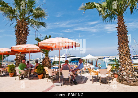 Tempo fuori nel sole di primavera - Cafe sul porto:porto Paphos promenade - Cipro Aprile 2009 Foto Stock