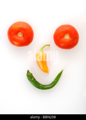 Smiley fatta di verdure, pomodori e peperoni Foto Stock