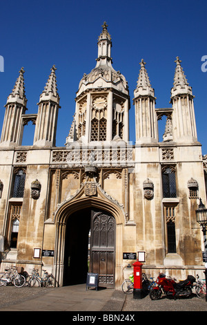 Ingresso principale noto come the gatehouse al King's College on king's Parade Cambridge Regno Unito Foto Stock