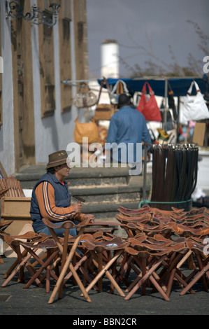 Sedia maker a Teguise Market a Lanzarote. Foto Stock