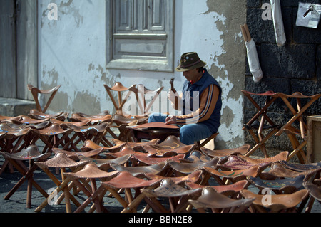 Sedia maker a Teguise Market a Lanzarote. Foto Stock