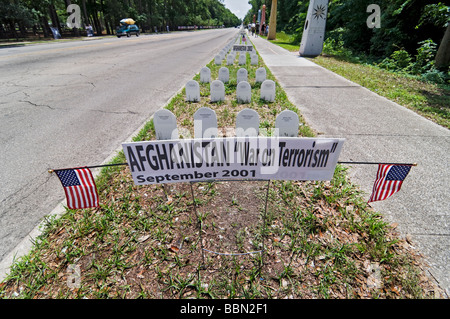 Stati Uniti Il Memorial Day osservanza mostra lapidi in rappresentanza di caduti soldati degli Stati Uniti nella guerra contro il terrorismo in Iraq e in Afghanistan. Foto Stock