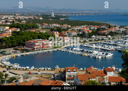 Vista di marina dalla chiesa di San Nicola a Tribunj sulla costa dalmata della Croazia Foto Stock