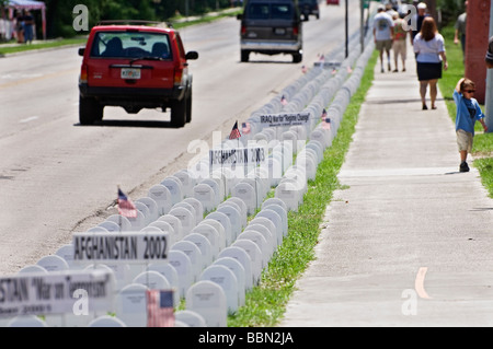 Stati Uniti Il Memorial Day osservanza mostra lapidi in rappresentanza di caduti soldati degli Stati Uniti nella guerra contro il terrorismo in Iraq e in Afghanistan. Foto Stock