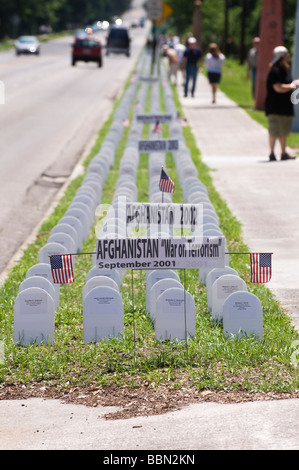 Stati Uniti Il Memorial Day osservanza mostra lapidi in rappresentanza di caduti soldati degli Stati Uniti nella guerra contro il terrorismo in Iraq e in Afghanistan. Foto Stock