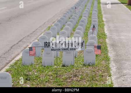 Stati Uniti Il Memorial Day osservanza mostra lapidi in rappresentanza di caduti soldati degli Stati Uniti nella guerra contro il terrorismo in Iraq e in Afghanistan. Foto Stock