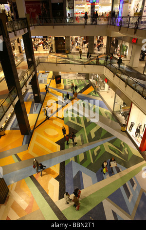 Persone nel centro commerciale Alexa, Berlino, Germania Foto Stock