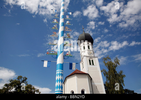 Maypole e chiesa in Gelting, Geretsried, Alta Baviera, Baviera, Germania, Europa Foto Stock