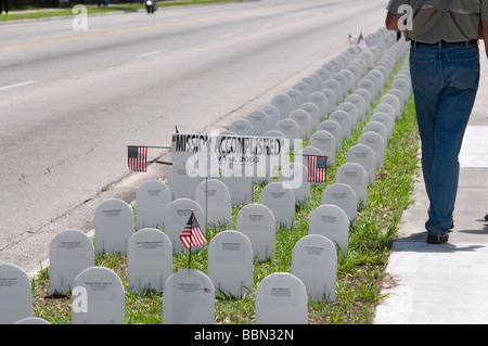 Stati Uniti Il Memorial Day osservanza mostra lapidi in rappresentanza di caduti soldati degli Stati Uniti nella guerra contro il terrorismo in Iraq e in Afghanistan. Foto Stock