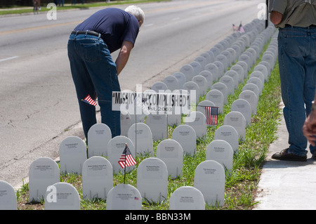 Stati Uniti Il Memorial Day osservanza mostra lapidi in rappresentanza di caduti soldati degli Stati Uniti nella guerra contro il terrorismo in Iraq e in Afghanistan. Foto Stock