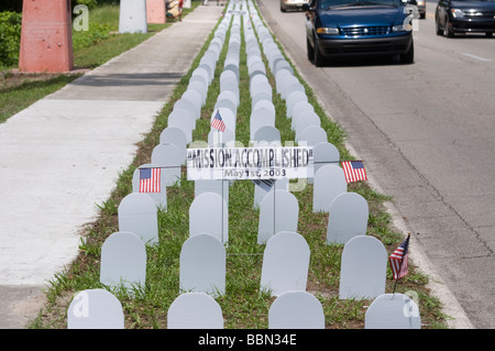 Stati Uniti Il Memorial Day osservanza mostra lapidi in rappresentanza di caduti soldati degli Stati Uniti nella guerra contro il terrorismo in Iraq e in Afghanistan. Foto Stock