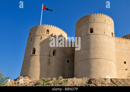 Adobe storica fortificazione Rustaq Fort o castello, Hajar al Gharbi montagne, Batinah regione, il sultanato di Oman, Arabia, Middl Foto Stock