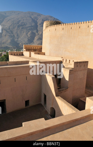 Adobe storica fortificazione Rustaq Fort o castello, Hajar al Gharbi montagne, Batinah regione, il sultanato di Oman, Arabia, Middl Foto Stock