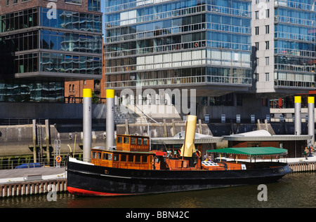 Storico Porto rimorchiatore in porto per le tradizionali imbarcazioni a vela, Sandtorhafen, Hafencity Harbor City, Amburgo, Germania, UE Foto Stock