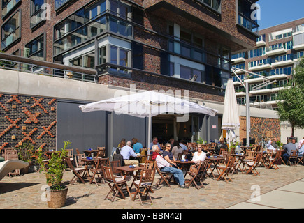 Gli ospiti seduti al sole di fronte al Cafe Kaiser su Kaiserkai nell', Hafencity Harbor City, Amburgo, Germania, Europa Foto Stock