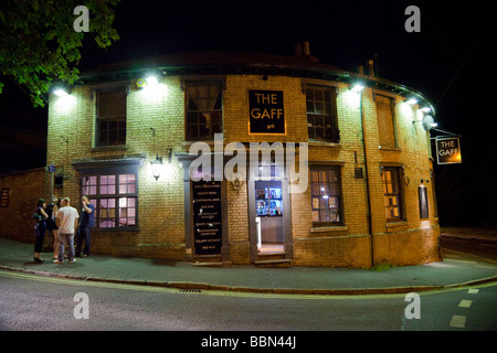 Al di fuori di un pub di notte Foto Stock