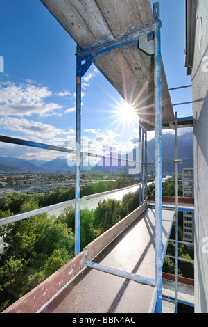 Ponteggio su un edificio, alto edificio, villaggio olimpico, Innsbruck, Austria, Europa Foto Stock