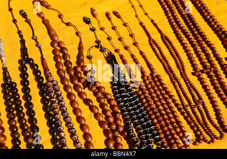 Turco in legno perline di preghiera per gli uomini, Tasbih, esposti per la vendita, Beyazit Square, Istanbul, Turchia Foto Stock