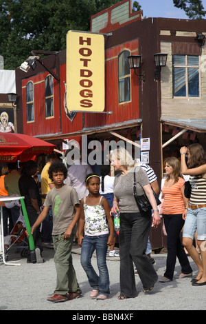 Le persone che visitano un tedesco - American Folk fair, Berlino, Germania Foto Stock