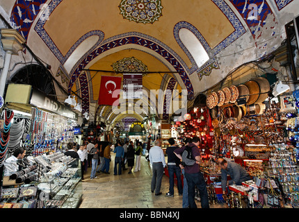 Vicolo coperto con negozi di souvenir, Kapali Carsi, Grand Bazaar, Istanbul, Turchia Foto Stock