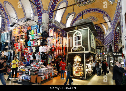 Vicolo coperto con negozi, chiosco orientali dal XVII secolo, Kapali Carsi, Grand Bazaar, Istanbul, Turchia Foto Stock