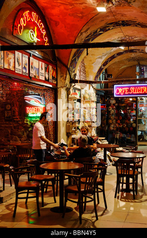 Piccolo bagno turco Caffetteria il Grand Bazaar Kapali Carsi, Istanbul, Turchia Foto Stock