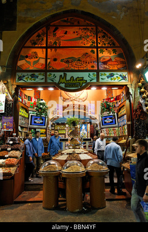 Negozio di gastronomia, il Bazaar Egiziano e il Bazar delle Spezie, Eminoenue, Istanbul, Turchia Foto Stock