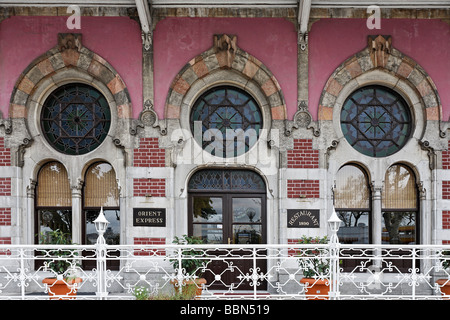 Orient Express ristorante, la storica stazione ferroviaria Sirkeci, ottomano edificio art nouveau, Istanbul, Turchia Foto Stock