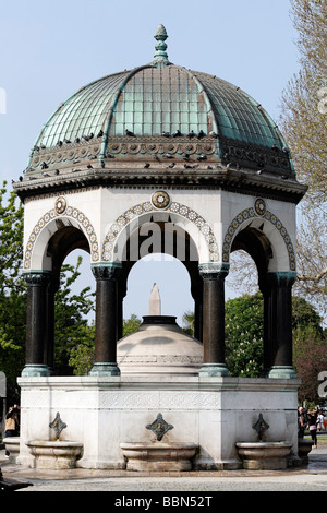 Storica fontana dome per commemorare la visita del Kaiser Wilhelm II, ippodromo, Sultanahmet, Istanbul, Turchia Foto Stock