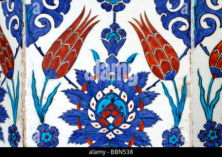 Piastrelle decorative con Iznik faiences, tulip motif Ruestem-Pasa moschea, Istanbul, Turchia Foto Stock