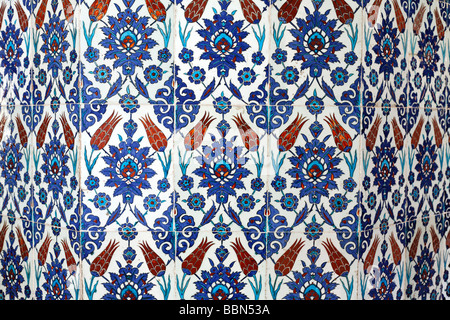 Piastrelle decorative con Iznik faiences su un pilastro, tulip motif Ruestem-Pasa moschea, Istanbul, Turchia Foto Stock