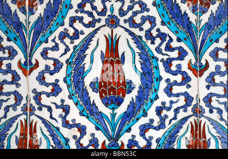Piastrelle decorative con Iznik faiences, tulip motif Ruestem-Pasa moschea, Istanbul, Turchia Foto Stock