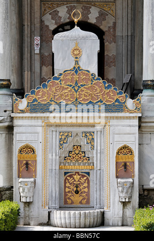 Ahmed III biblioteca, elegante fontana in marmo del XVIII secolo, il palazzo di Topkapi, Sarayburnu, Istanbul, Turchia Foto Stock