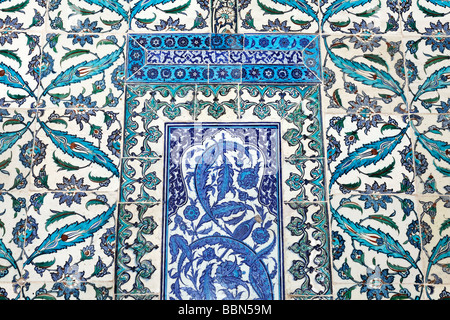 Parete ornati con motivi floreali, Iznik piastrelle, Padiglione Iftariye, circoncisione Camera, il palazzo di Topkapi, Sarayburnu, Istanbul, Turk Foto Stock