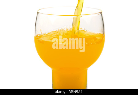 Versare il succo nel bicchiere closeup sul movimento Foto Stock