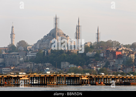 Atatuerk ponte sopra il Golden Horn, Moschea Suleymaniye Istanbul, Turchia Foto Stock