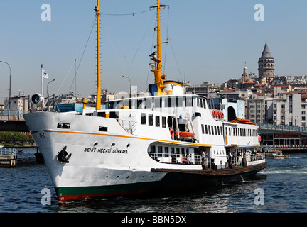 Vecchio traghetto sul Bosforo nella parte anteriore di Beyoglu, Torre Galata, Golden Horn, Istanbul, Turchia Foto Stock