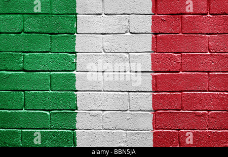 Bandiera dell'Italia su un muro di mattoni Foto Stock