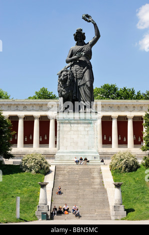 Bavaria statua con Hall of Fame al Theresienhoehe a Monaco di Baviera, Baviera, Baviera, Germania, Europa Foto Stock