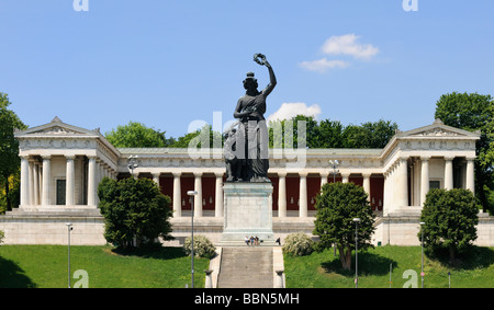 Bavaria statua con Hall of Fame al Theresienhoehe a Monaco di Baviera, Baviera, Baviera, Germania, Europa Foto Stock